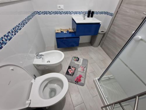 a bathroom with a toilet and a sink at Appartamento Denis in Rapallo