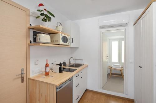 una cucina con un lavello e un piano di lavoro di Old Port Breeze a Corfu