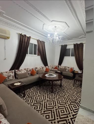 ein Wohnzimmer mit Sofa und Tisch in der Unterkunft Marrakech in Marrakesch