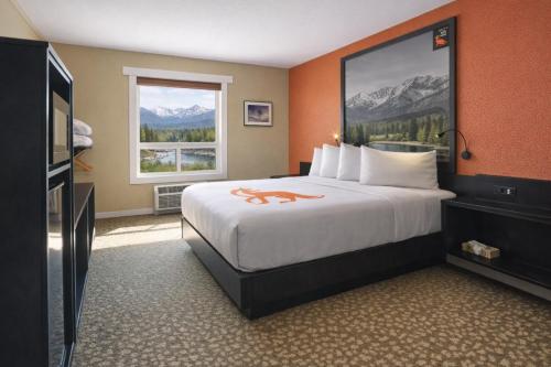 En eller flere senge i et værelse på Fernie Fox Hotel