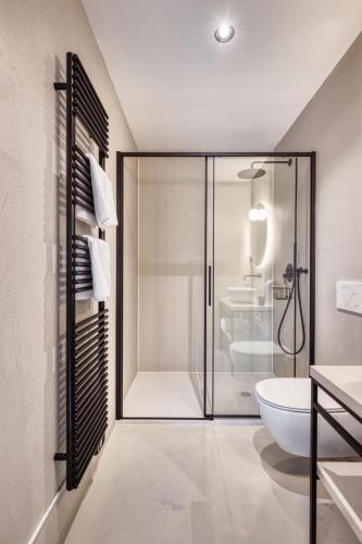 ein Badezimmer mit Glasdusche und Waschbecken in der Unterkunft Sobe Rafut in Nova Gorica