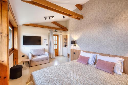 ein Schlafzimmer mit einem Bett und einem Stuhl in der Unterkunft Sobe Rafut in Nova Gorica