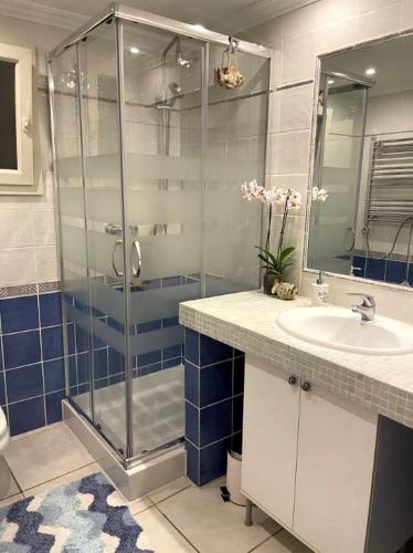 a bathroom with a glass shower and a sink at Casa CedenoXavi in Santa Ponsa