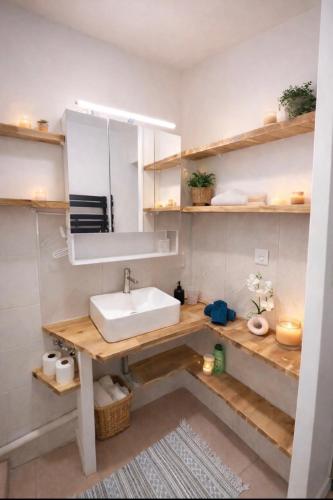 a bathroom with a sink and a mirror at La Petite Escale Manosquine in Manosque