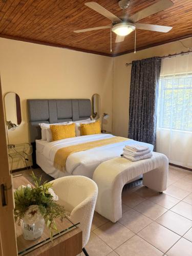 a bedroom with a large bed and a ceiling at Soulfenda guest house in Graskop