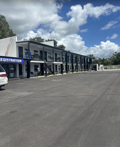 an empty parking lot in front of a building at Gardenview Motel in Tampa