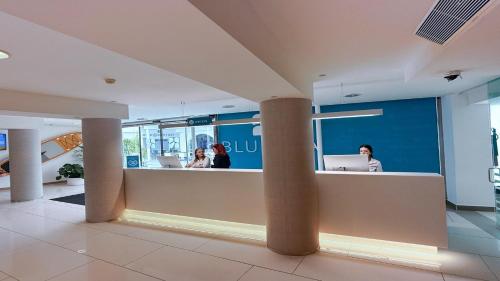a lobby of a office with people sitting at computers at BLUESEA Es Bolero in Cala d´Or