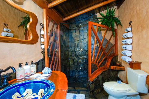 a bathroom with a toilet and a bath tub at Peace Lodge in Vara Blanca