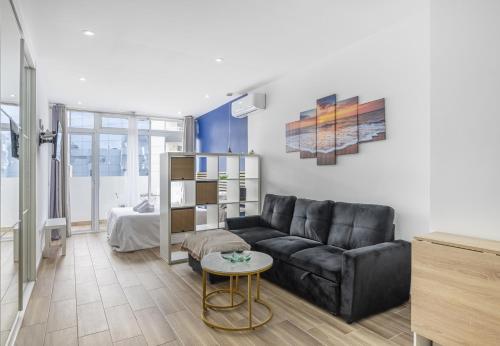 Central studio with balcony, close to the sea