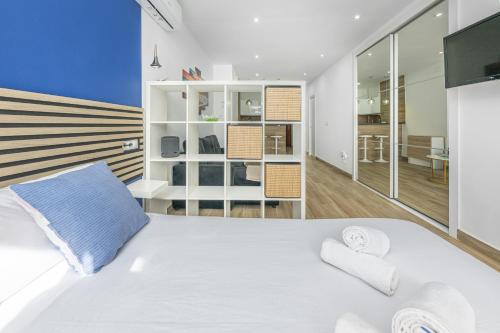 Central studio with balcony, close to the sea