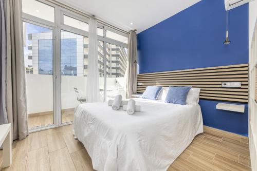 Central studio with balcony, close to the sea