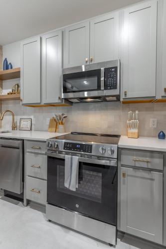 a kitchen with a stove and a microwave at Park Hotel 1BR Suite 310 in Chattanooga