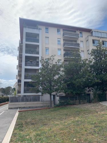 Modern City Center apartment with parking, terrasse & Air Conditioning !