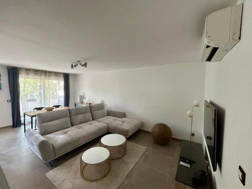 Modern City Center apartment with parking, terrasse & Air Conditioning !