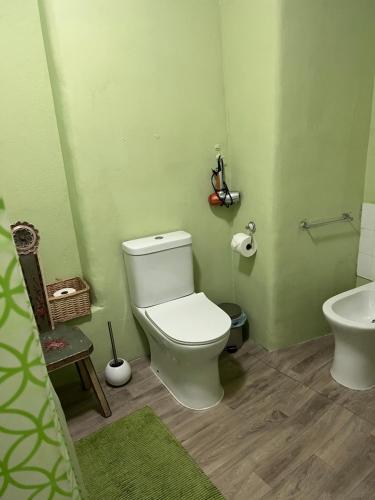 ein Badezimmer mit Toilette und Waschbecken in der Unterkunft Casa de Mello in Melo