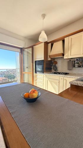 a kitchen with a bowl of fruit on a table at Appartamento “BellaVista” a Norma in Norma