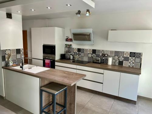 Modern City Center apartment with parking, terrasse & Air Conditioning !