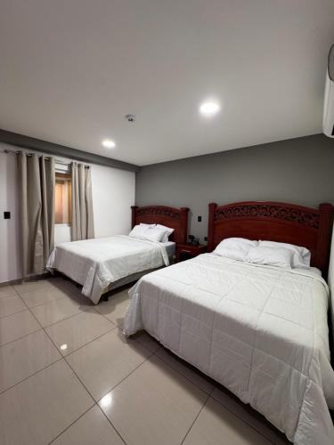 Llit o llits en una habitació de Hotel Rubinos