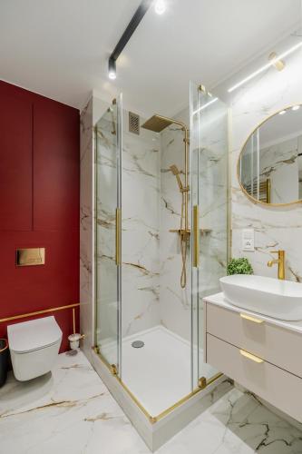 a bathroom with a shower and a toilet and a sink at Pereca City Centre Studios by Arrenda in Warsaw