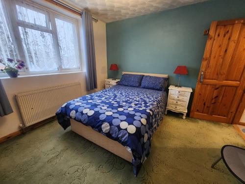 a bedroom with a bed and a window at Bula Bista 3 double rooms in Southampton