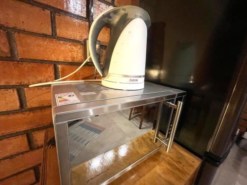 a blender sitting on top of a microwave oven at Espacio Calma in Valdivia