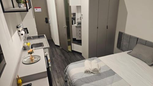 a hospital room with a bed and a sink at Studio 4 - São Caetano proximo GM in São Caetano do Sul
