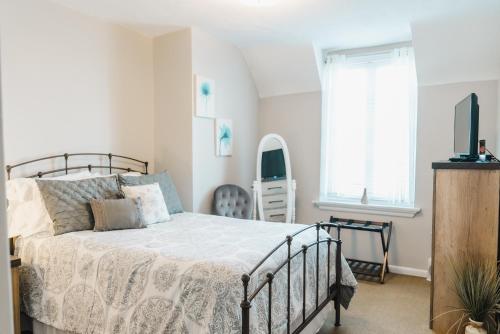 a bedroom with a bed and a television in it at General Denver Hotel in Wilmington
