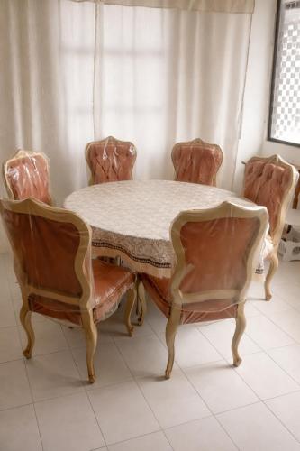 a dining room with a table and two chairs at Hospedaje Villa Posadas in Momoxpan