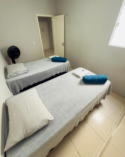 a room with two beds and a mirror at Flat Vila Mariana in Tianguá