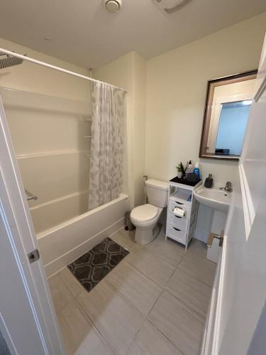 ein Badezimmer mit Badewanne, Toilette und Waschbecken in der Unterkunft Sanctuary! in Halifax