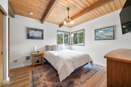 a bedroom with a bed and a wooden ceiling at After Dune Delight MCA#50643 in Manzanita