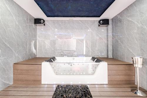 a white bath tub in a bathroom with a ceiling at Cazalegas Sky Spa in Cazalegas
