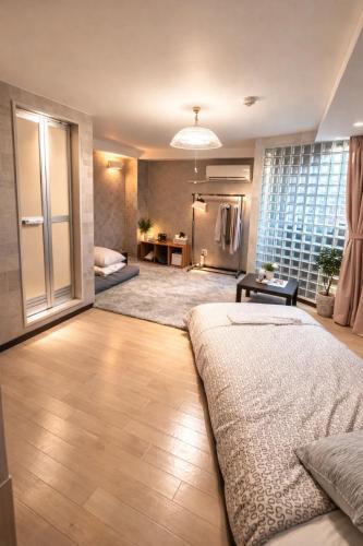 a bedroom with a large bed and a large window at 大阪梅田西3a in Osaka