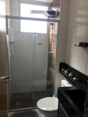 a bathroom with a shower with a toilet and a window at Apto completo próximo a Johnson e Johnson e Dutra in São José dos Campos