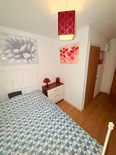 a bedroom with a bed with a blue and white at Quick Stop Double Bed Flat - Bradford City Center in Bradford