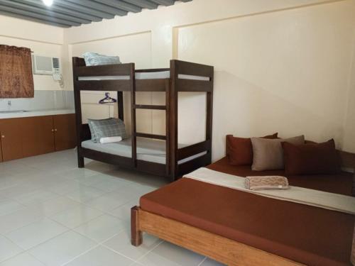 a bedroom with two bunk beds in a room at Casa-de Aplaya in Gasan