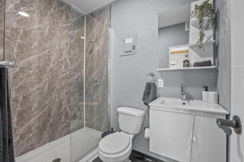 a bathroom with a shower and a toilet and a sink at Beachside 1BR Apartment Sleeps 4 in Vega Baja