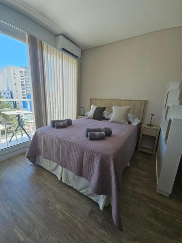a bedroom with a large bed and a large window at Tower Suites - Exclusiva Suite 9 - Centro de Neuquén in Neuquén