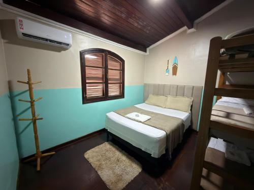 a bedroom with a bed and a bunk bed at Almar Hospedagem 2 ARRAIAL DO CABO in Arraial do Cabo
