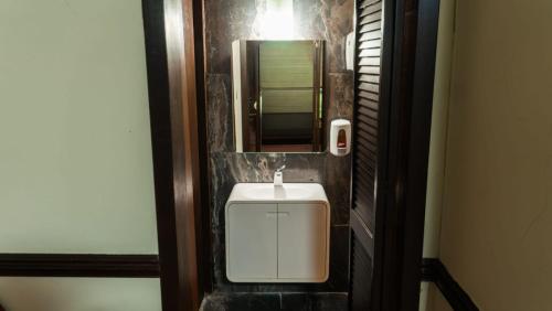 a bathroom with a sink and a mirror at Hotel María Bonita by Chavira in Nuevo Laredo