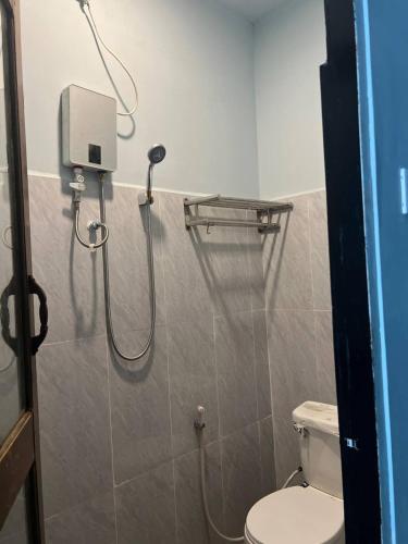un bagno con doccia e WC di Rock Sand Hostel a Phumĭ Kâoh Rŏng