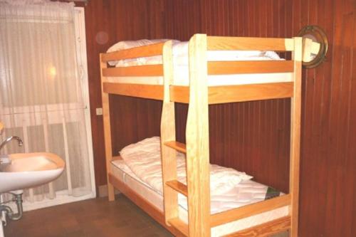 - un lit superposé dans une salle de bains avec lavabo dans l'établissement Maison 6 personnes sur la plage - Vue mer exceptionnelle - TARA, à Pen-Palud