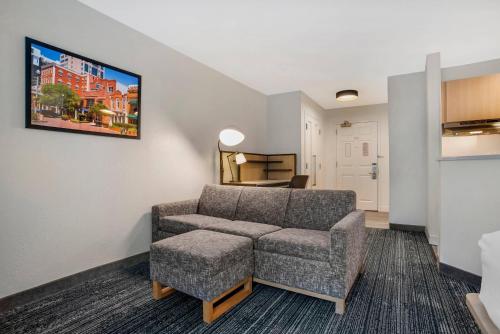 a living room with a couch in a room at Alluxsuites at 1876, an Ascend Collection Hotel in Tallahassee