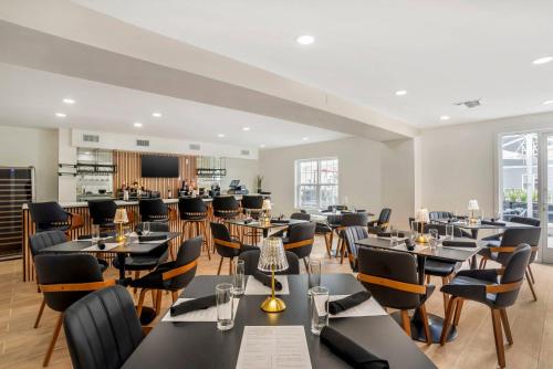 a large dining room with tables and chairs at Alluxsuites at 1876, an Ascend Collection Hotel in Tallahassee