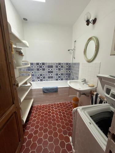 Menton1974 tesisinde bir banyo