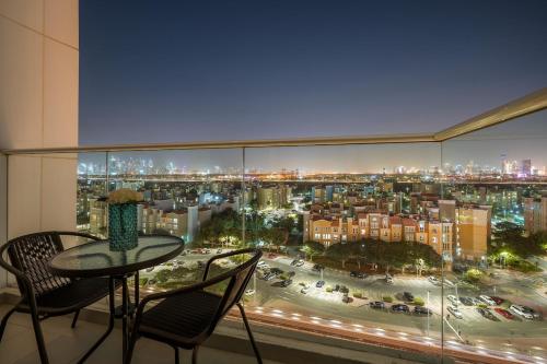FIRST CLASS 1BR Vogue Near Discovery Garden