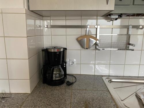 a coffee maker in a corner of a kitchen at Ferienwohnung Detmold Diestelbruch in Detmold