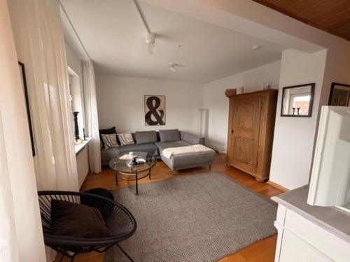 a living room with a couch and a table at Ferienwohnung Detmold Diestelbruch in Detmold