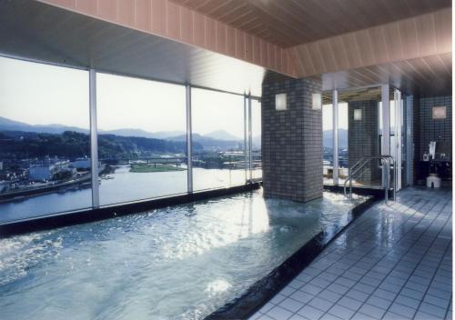 - une grande piscine avec vue sur l'eau dans l'établissement Hita Onsen Kizantei Hotel, à Hita