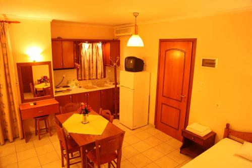 Kuchyň nebo kuchyňský kout v ubytování Vasiliki Apartments